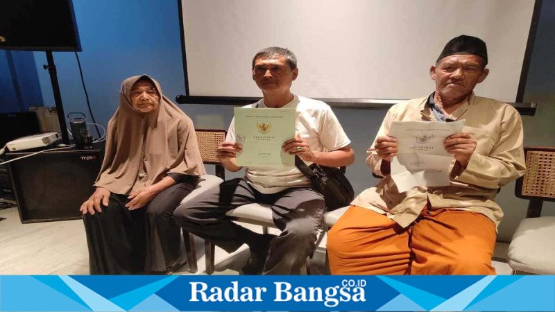 Warga Bulusan menunjukkan dokumen SHM yang terancam batal dalam sengketa lahan di Semarang, Sabtu (26/4/2026). (Foto Dok OKI /RadarBangsa.co.id)