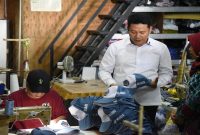 Bupati Sidoarjo Subandi saat sidak ke perajin topi di Desa Punggul, Jumat (24/4/2026). (Foto Dok Ho/RadarBangsa.co.id)