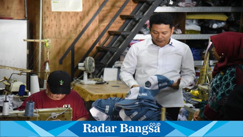 Bupati Sidoarjo Subandi saat sidak ke perajin topi di Desa Punggul, Jumat (24/4/2026). (Foto Dok Ho/RadarBangsa.co.id)