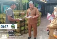 Petugas Diskopumdag Bangkalan memeriksa distribusi dan harga LPG 3 kilogram saat sidak di sejumlah pangkalan, Senin (20/05). (Foto Dok Ho/RadarBangsa.co.id)