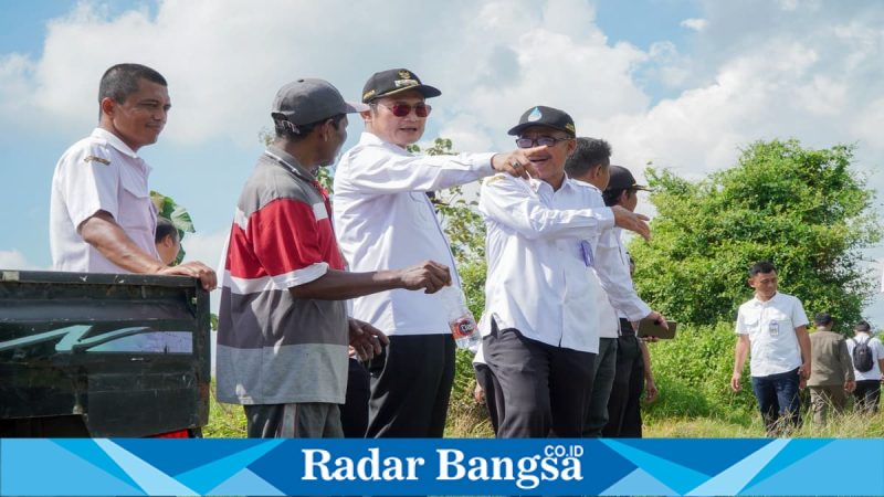 Dirjen PSP Kementan dan Bupati Lamongan meninjau pompanisasi di Waduk Delikguno, Rabu (29/4). (Foto Dok Ho/RadarBangsa.co.id)  