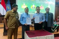 Penandatanganan kerja sama UMSIDA dan Tjiwi Kimia dalam forum 3R di Kampus UMSIDA, Senin (27/4/2026). (Foto Dok Ho/RadarBangsa.co.id)