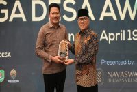 Bupati Sidoarjo Subandi menerima penghargaan Jaga Desa Award 2026 di Hotel Fairmont Jakarta, Minggu (19/4/2026). (Foto Dok Ho/RadarBangsa.co.id)