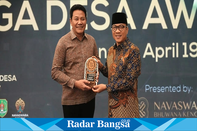 Bupati Sidoarjo Subandi menerima penghargaan Jaga Desa Award 2026 di Hotel Fairmont Jakarta, Minggu (19/4/2026). (Foto Dok Ho/RadarBangsa.co.id)