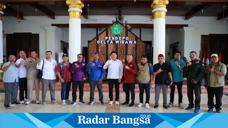Bupati Sidoarjo Subandi saat dialog dengan serikat buruh di Pendopo Delta Wibawa, Jumat (24/4/2026). (Foto Dok Ho/RadarBangsa.co.id)