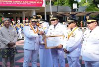 Bupati Sidoarjo Subandi menerima penghargaan kinerja terbaik nasional di Kemendagri, Senin (27/4/2026). (Foto Dok Ho/RadarBangsa.co.id)