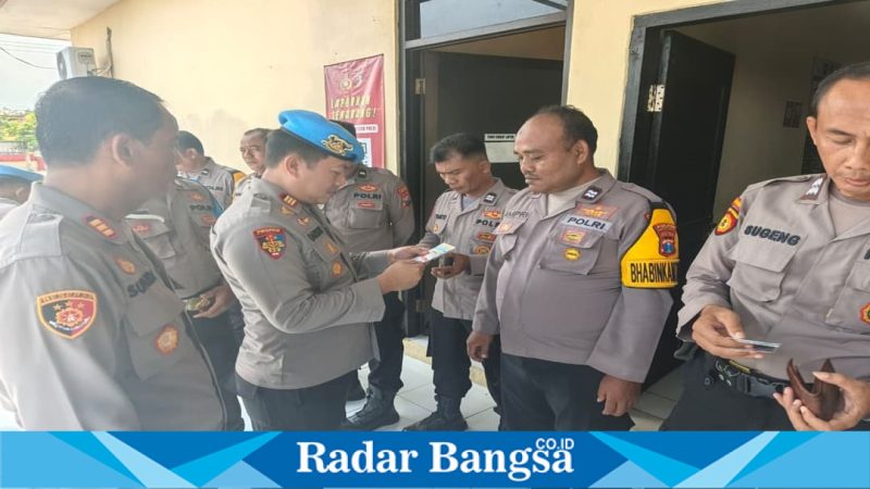 Sipropam Polres Lamongan saat melakukan pemeriksaan disiplin personel di jajaran Polsek, Selasa (21/4/2026). (Foto Dok Ho/RadarBangsa.co.id)