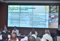 Bupati Lamongan Yuhronur Efendi saat paparan strategi pengelolaan sampah di Gedung Pemkab Lamongan, Kamis (16/4/2026). (Foto Dok Ho/RadarBangsa.co.id)