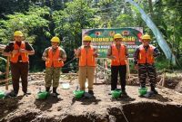 Pembangunan jembatan gantung Perintis Garuda di Songgon, Senin (30/3/2026). (Foto Dok Ho/RadarBangsa.co.id)