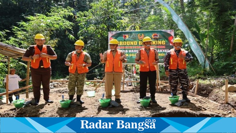 Pembangunan jembatan gantung Perintis Garuda di Songgon, Senin (30/3/2026). (Foto Dok Ho/RadarBangsa.co.id)