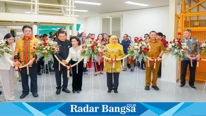 Gubernur Jawa Timur Khofifah Indar Parawansa didampingi Bupati Pasuruan Rusdi Sutejo saat meresmikan Line 4 PT Satoria Aneka Industri di Pasuruan, Selasa (28/4/2026). (Foto Dok Ho/RadarBangsa.co.id)