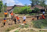 Warga bersama petugas memperbaiki tanggul sungai di Jombang, Rabu 1 April 2026. (Foto Dok Ho/RadarBangsa.co.id)