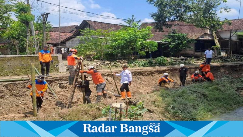 Warga bersama petugas memperbaiki tanggul sungai di Jombang, Rabu 1 April 2026. (Foto Dok Ho/RadarBangsa.co.id)