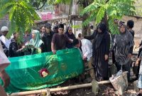 Warga binaan Lapas Semarang dikawal petugas saat menuju TPU Bergota untuk pemakaman ayah kandung. Rabu, 15 April 2026 (Foto Dok Ho/RadarBangsa.co.id)