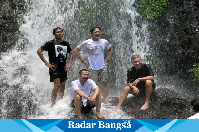Raffi Ahmad bersama The Dudas saat syuting di Banyuwangi, Sabtu-Minggu (11-12/4/2026). (Foto Dok Ho/RadarBangsa.co.id)