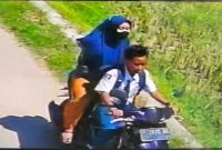Petugas menunjukkan pelaku penipuan motor pelajar di Pamekasan, Rabu (22/4/2026). (Foto Dok Ho/RadarBangsa.co.id)