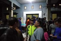 Tim gabungan membawa korban ke puskesmas usai dievakuasi dari Kali Pasinan, Lamongan, Selasa 14 April 2026. (Foto Dok Ho/RadarBangsa.co.id)