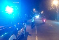 Personel Polsek Tikung melaksanakan patroli Blue Light di wilayah Lamongan, Sabtu dini hari (18/4/2026). (Foto Dok Ho/RadarBangsa.co.id)