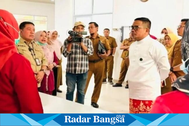 Bupati Pelalawan H. Zukri Misran saat sidak ke RSUD Selasih, Selasa 14 April 2026. (Foto Dok Ho/RadarBangsa.co.id)
