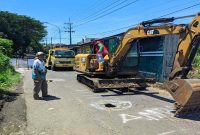 Alat berat dikerahkan untuk memperbaiki jalan rusak di Desa Kepulungan, Gempol, Minggu 5 April 2026. (Foto Dok Ho/RadarBangsa.co.id)