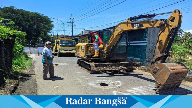 Alat berat dikerahkan untuk memperbaiki jalan rusak di Desa Kepulungan, Gempol, Minggu 5 April 2026. (Foto Dok Ho/RadarBangsa.co.id)
