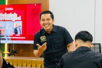 Ketua PWI Pamekasan Hairul Anam mengingatkan ASN tetap responsif terhadap pelayanan publik dan konfirmasi media saat kebijakan WFH mulai berlaku, Jumat (2/4/2026). (Foto Dok Ho/RadarBangsa.co.id)