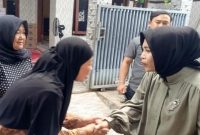 Wabup Sidoarjo saat takziah ke rumah duka staf Satpol PP, Senin (27/4/2026). (Foto Dok Ho/RadarBangsa.co.id)