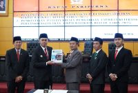 Wali Kota Blitar menyerahkan LKPJ 2025 kepada DPRD sebagai bentuk akuntabilitas pemerintahan, Selasa, 31 Maret 2026 (Foto Dok Ho/RadarBangsa.co.id)