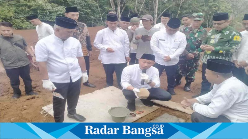Walikota Lubuklinggau saat peletakan batu pertama Masjid Amalul Ummah, Jumat (3/04/2026). (Foto Dok Ho/RadarBangsa.co.id)