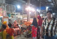 Petugas melakukan penanganan di lokasi penemuan warga meninggal di Pasar Relokasi Johar, Minggu (19/4/2026). (Foto Dok Ho/RadarBangsa.co.id)