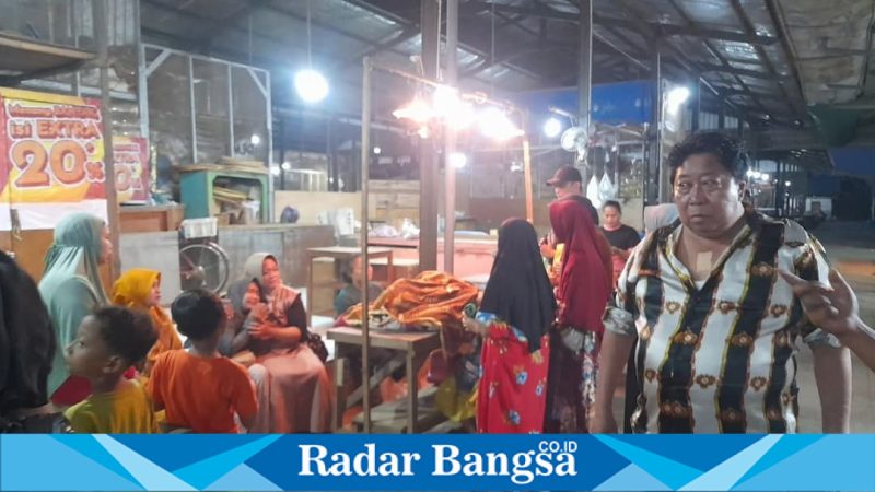 Petugas melakukan penanganan di lokasi penemuan warga meninggal di Pasar Relokasi Johar, Minggu (19/4/2026). (Foto Dok Ho/RadarBangsa.co.id)