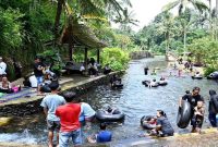 Wisatawan memadati destinasi Pulau Merah Banyuwangi saat libur Lebaran, Kamis (2/4/2026). (Foto Dok Ho/RadarBangsa.co.id)
