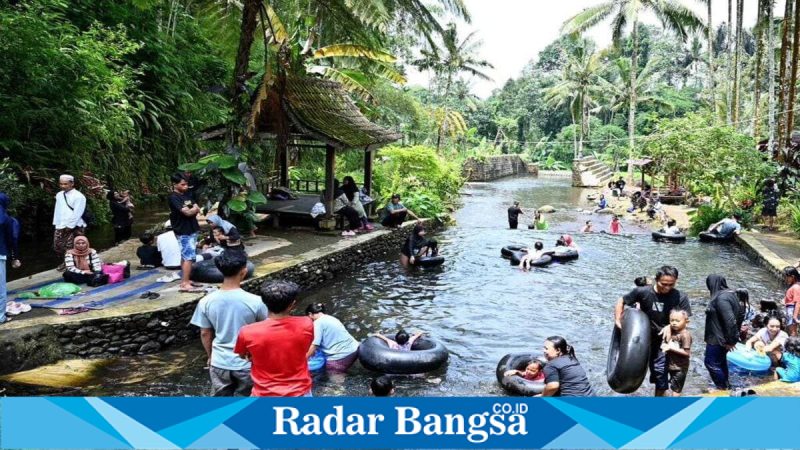 Wisatawan memadati destinasi Pulau Merah Banyuwangi saat libur Lebaran, Kamis (2/4/2026). (Foto Dok Ho/RadarBangsa.co.id)