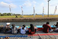 Pengunjung menikmati suasana Wisata Pesona Senja di Desa Sumbergondo, Glenmore, Banyuwangi, Senin (20/4/2026). (Foto Dok Ho/RadarBangsa.co.id)