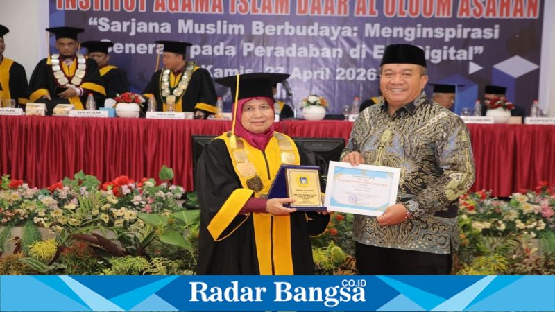 Bupati Asahan saat menghadiri wisuda IAIDU di Kisaran, Kamis (23/4/2026). (Foto Dok Ho/RadarBangsa.co.id)