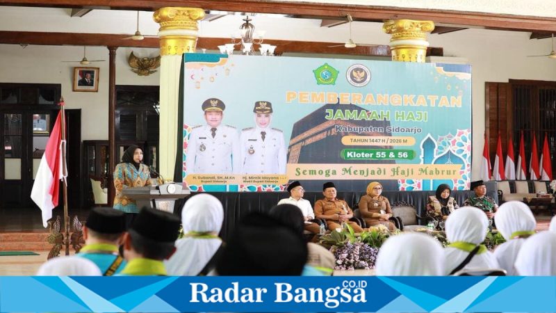Wabup Sidoarjo Mimik Idayana melepas jemaah haji di Sidoarjo, Selasa (5/5/2026). (Foto Dok Ho/RadarBangsa.co.id)