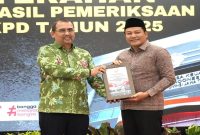 Bupati Sidoarjo H. Subandi menerima Laporan Hasil Pemeriksaan LKPD Tahun Anggaran 2025 dari BPK Perwakilan Jawa Timur, Jumat, 29 Mei 2026. (Foto Dok Ho/RadarBangsa.co.id)