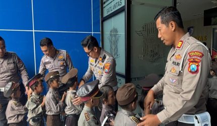 Siswa TK DWP Sedati Agung belajar tertib lalu lintas bersama Satlantas Polresta Sidoarjo