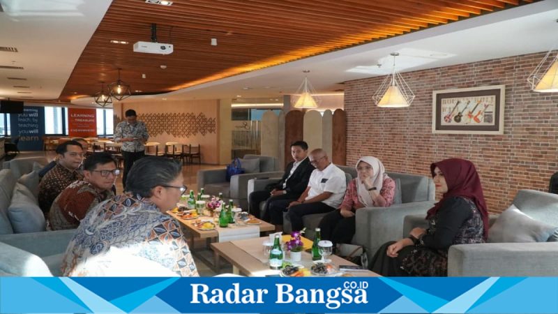 Anggota DPD RI Lia Istifhama saat kunjungan kerja ke Bank Mandiri Regional VIII Jawa Timur di Surabaya, Senin (5/5/2026). (Foto Dok Ho/RadarBangsa.co.id)