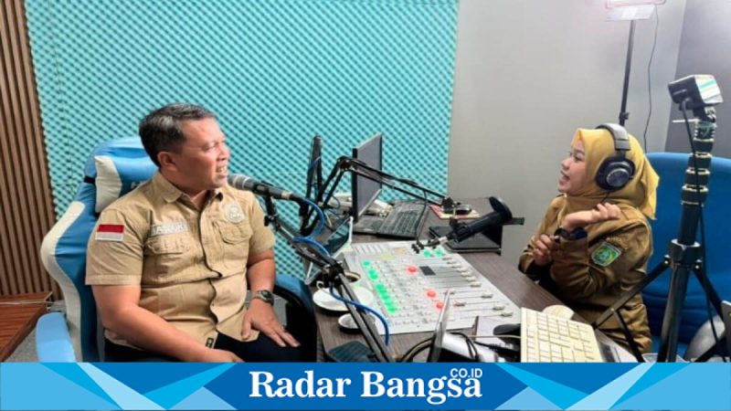 Kepala BNN Kabupaten Pasuruan Masduki saat dialog interaktif anti narkoba di LPPL Radio Suara Pasuruan, Senin (4/5/2026). (Foto Dok Ho/RadarBangsa.co.id)