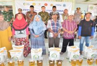 Penyaluran bantuan pangan kepada warga di Lamongan (Foto Dok Ho/RadarBangsa.co.id)