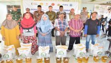 Penyaluran bantuan pangan kepada warga di Lamongan (Foto Dok Ho/RadarBangsa.co.id)