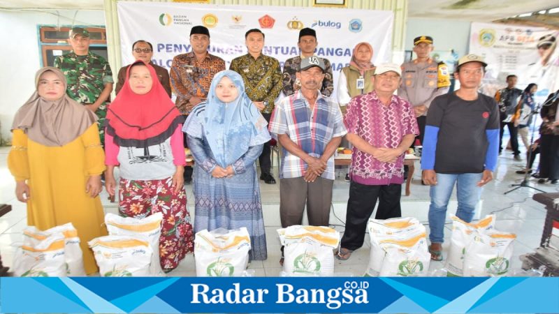 Penyaluran bantuan pangan kepada warga di Lamongan (Foto Dok Ho/RadarBangsa.co.id)