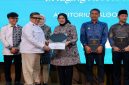 Bupati Banyuwangi Ipuk Fiestiandani menerima penghargaan ekosistem halal di UB Malang, Selasa, 5 Mei 2026. (Foto Dok Ho/RadarBangsa.co.id)