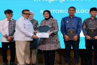 Bupati Banyuwangi Ipuk Fiestiandani menerima penghargaan ekosistem halal di UB Malang, Selasa, 5 Mei 2026. (Foto Dok Ho/RadarBangsa.co.id)
