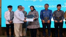Bupati Banyuwangi Ipuk Fiestiandani menerima penghargaan ekosistem halal di UB Malang, Selasa, 5 Mei 2026. (Foto Dok Ho/RadarBangsa.co.id)