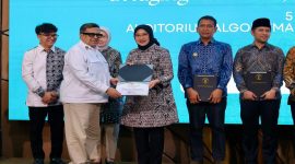 Bupati Banyuwangi Ipuk Fiestiandani menerima penghargaan ekosistem halal di UB Malang, Selasa, 5 Mei 2026. (Foto Dok Ho/RadarBangsa.co.id)