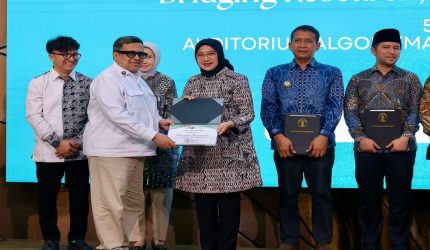 Bupati Banyuwangi menerima penghargaan ekosistem halal dari Universitas Brawijaya