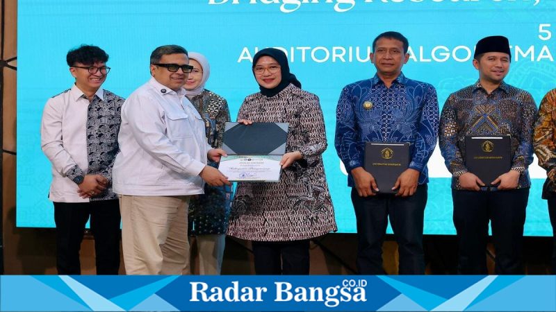 Bupati Banyuwangi Ipuk Fiestiandani menerima penghargaan ekosistem halal di UB Malang, Selasa, 5 Mei 2026. (Foto Dok Ho/RadarBangsa.co.id)