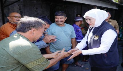 Gubernur Khofifah meninjau hasil bedah rumah tenaga keamanan SMAN 2 Surabaya